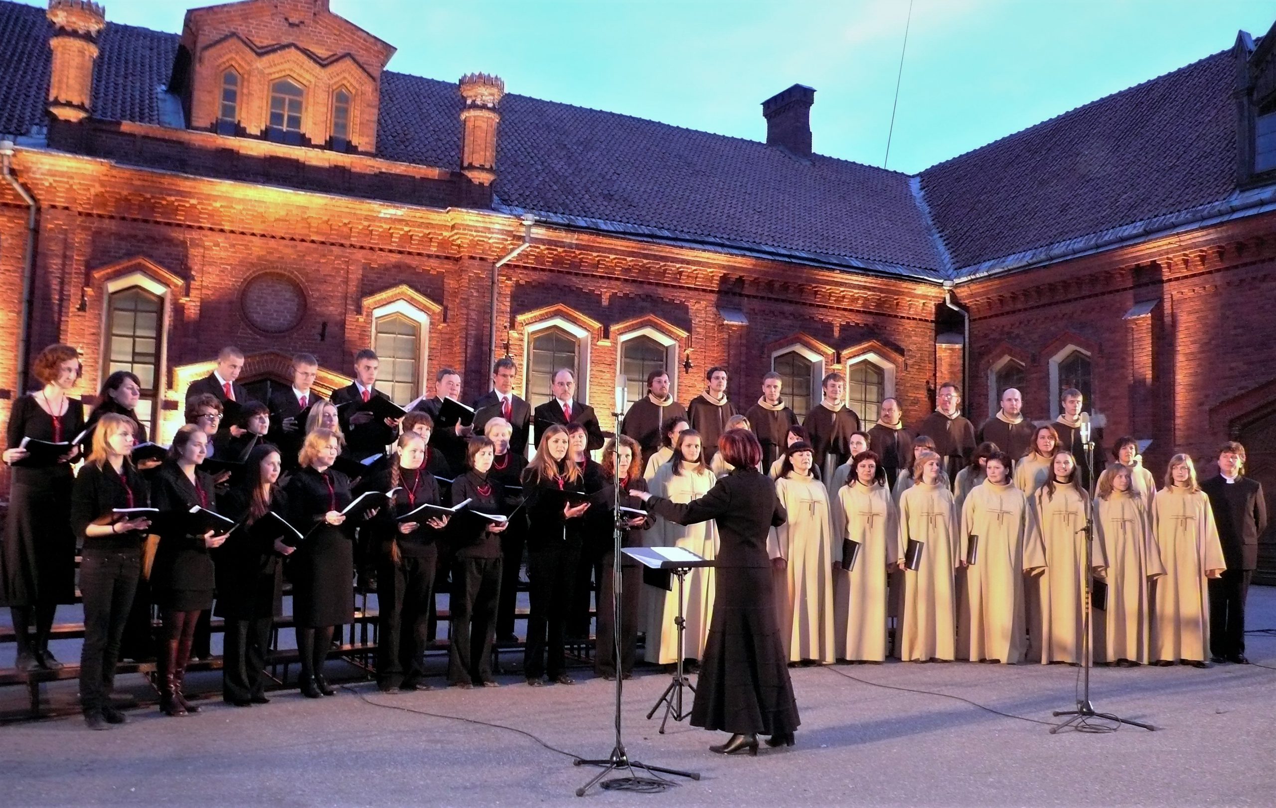 Read more about the article XIII J. Naujalio chorų festivalis Raudondvaryje